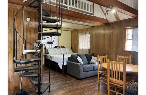 Zwolle House | Cozy Loft Cabin with Private Pond Views Near Zwolle Louisiana