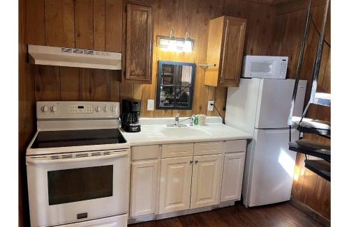 Zwolle House | Cozy Loft Cabin with Private Pond Views Near Zwolle Louisiana