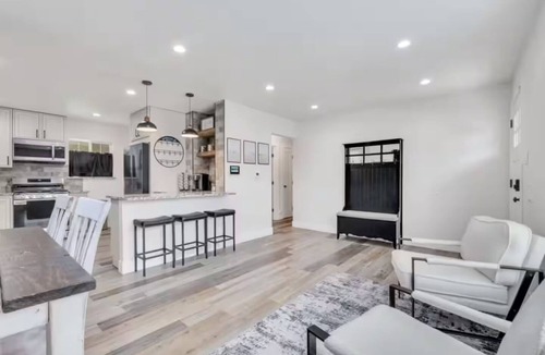 Twin Lakes House | Cozy Master King suite- play room- hot tub
