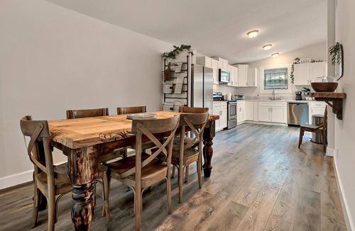 Brazos House | Cozy Mint Cottage - Magnolia/Baylor/Downtown Waco