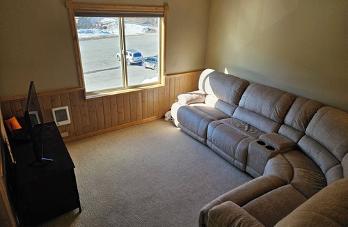 Mead Condo | Cozy Mount Spokane Condo w/Wi-Fi, access to Hot Tub, Pool and Sauna