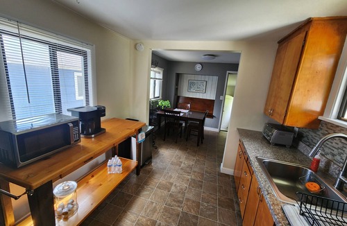 Licton Springs House | Cozy North Seattle Bungalow Fenced yard, Near I-5 & Light Rail Downtown MTR&LTR