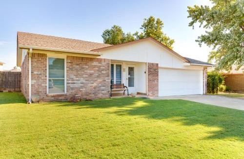 Mustang House | Cozy Oklahoma Retreat w/Covered Patio & Gas Grill