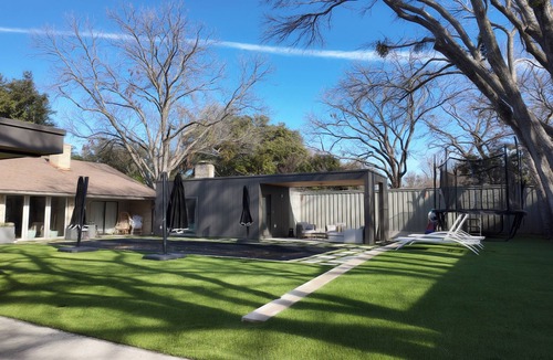 Garland Apartment | Cozy Pool Cabana Back house with Pool