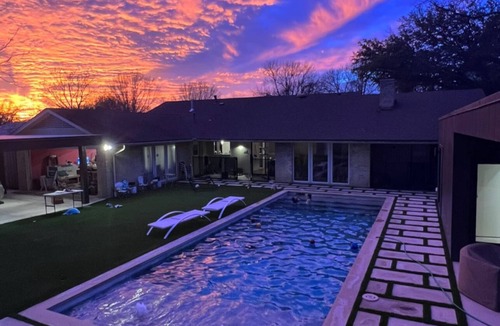 Garland Apartment | Cozy Pool Cabana Back house with Pool