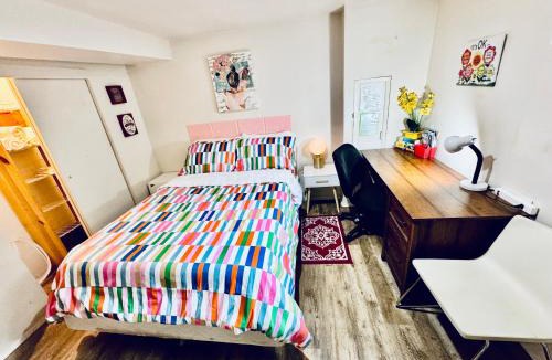 Rainier Valley House | Cozy Private Room with Shared Bathroom on the 1st Floor - Conveniently Located near SeaTac Airport and Downtown