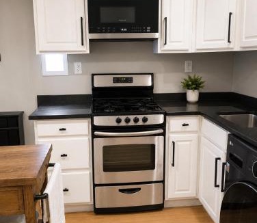 Des Moines House | Cozy Private Studio