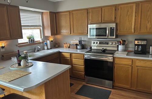 Cedar Rapids Condo | Cozy & Quaint 2 bedroom condo in nice NE Cedar Rapids with AC, WiFi