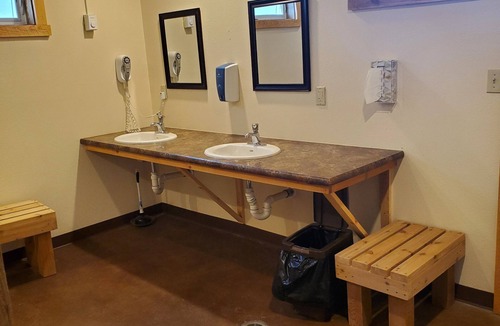 Crook County Cabin | Cozy queen bed cabin with WiFi, fitness room in enchanting Aladdin