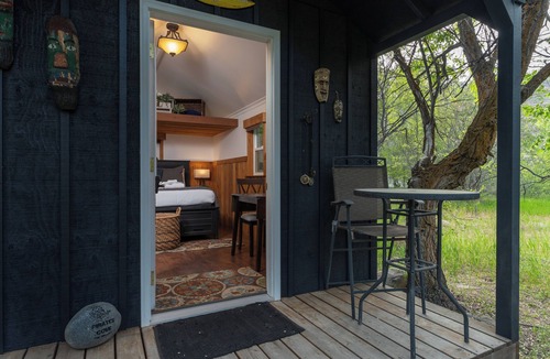 Orondo Cabin | Cozy Queen Cabin Retreat at Pirates Cove | River Access + Bathhouse