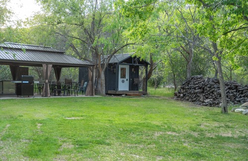 Orondo Cabin | Cozy Queen Cabin Retreat at Pirates Cove | River Access + Bathhouse