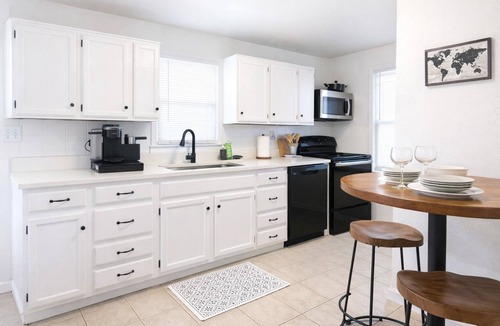 De Soto House | Cozy Retreat for work or play, with large yard! Walk to Coffee, Brewery, Shops!