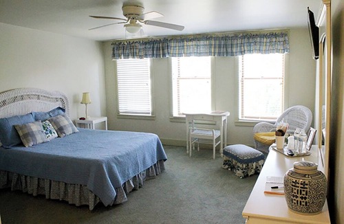 Louisiana Hotel | Cozy room located in historic downtown with a 5 minute walk to the riverfront!