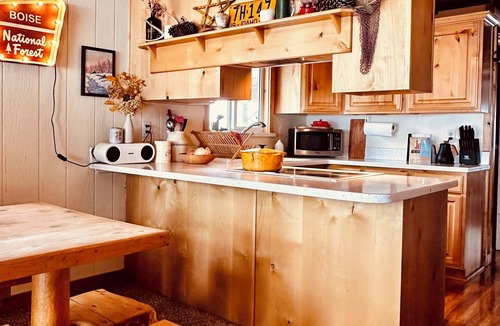 Cascade Cabin | Cozy, Rustic 4-bedroom Lake-view Cabin in the Woods