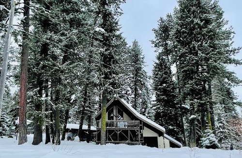 Cascade Cabin | Cozy, Rustic 4-bedroom Lake-view Cabin in the Woods