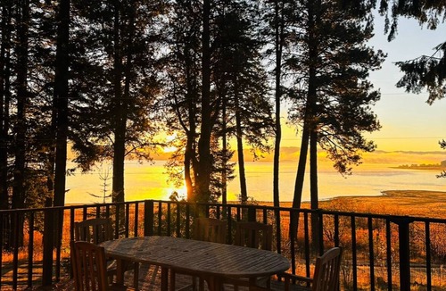 Cascade Cabin | Cozy, Rustic 4-bedroom Lake-view Cabin in the Woods