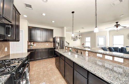 Barker House | Cozy & Spacious Getaway with King bed and Backyard
