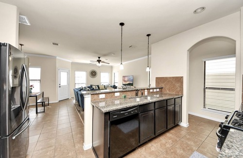 Barker House | Cozy & Spacious Getaway with King bed and Backyard