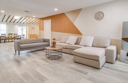 Farmers Branch House | Cozy Spacious Modern House near DFW Airport I 4B2B