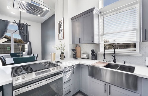 Spring Branch Central House | Cozy Spring View - Minutes to Energy Corridor, Galleria, Downtown & NRG Stadium