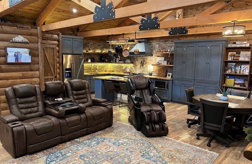 Poplar Bluff Apartment | Cozy Studio Log Cabin with Hot Tub!