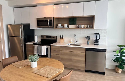 New Tacoma Apartment | Cozy studio with King Bed and 75" Roku TV in charming Tacoma