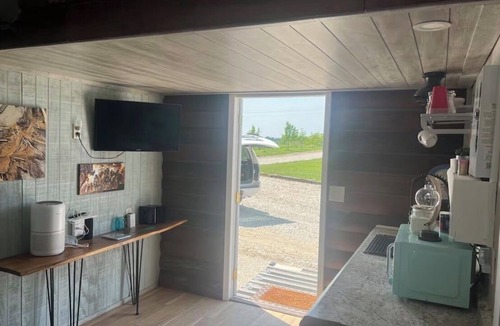 Macon Cabin | Cozy tiny cabin 1 mile from Long Branch state parks Marina, Beach & Boat Ramp