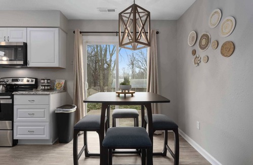 Blue Springs House | Cozy Townhouse Sleeps 9 Firepit 3 King Beds