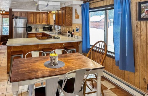 Wagon Wheel Cabin | Cozy Two Bedroom Cabin In Donnelly