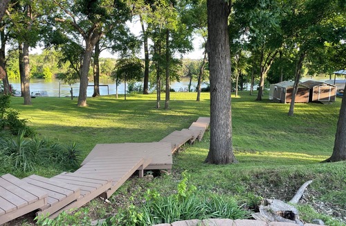 Waco House | Cozy Up at the Bear’s Nest – Your Peaceful Retreat on the Brazos