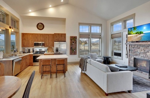 Oroville House | Cozy Vineyard Cottage at Veranda Beach