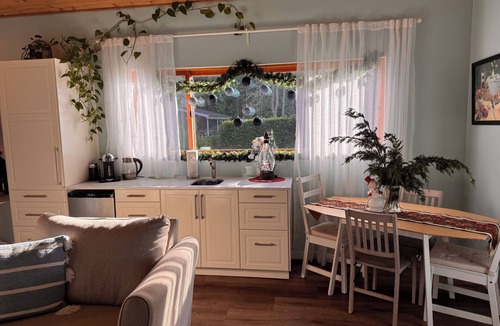 Hansville Cabin | Cozy waterfront Guest House with spa in serene Hansville with WiFi access