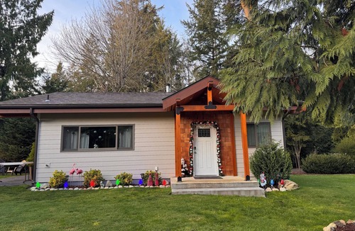 Hansville Cabin | Cozy waterfront Guest House with spa in serene Hansville with WiFi access