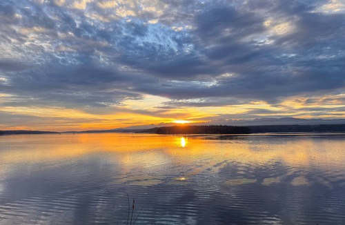 Hansville Cabin | Cozy waterfront Guest House with spa in serene Hansville with WiFi access