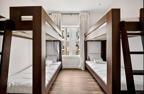 Dallas Apartment | CREAM and Cocoa with Resort Pool, Laundry, Parking