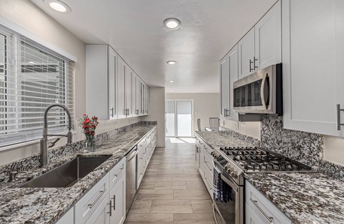 Goldsmith House | Creekside Getaway Near the City! 4 King beds and 2 queens!