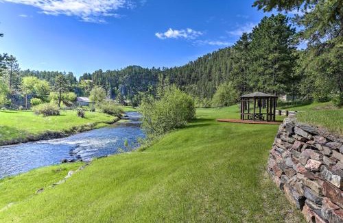 Rimrock House | Creekside Rapid City Cabin w/Deck on 30 Acres!