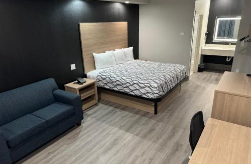 Barker Hotel | Crystal Inn Gessner- Near Sam Houston Racepark