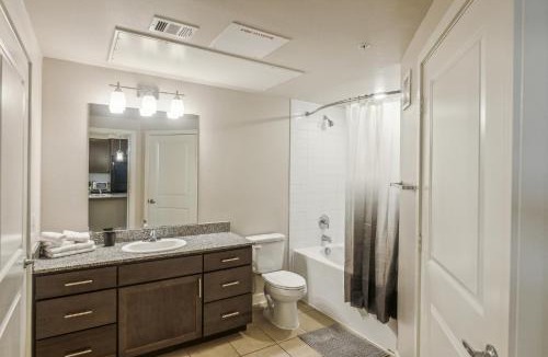 Southeast Houston Apartment | Cullen 7309 I Corporate 1Bd Apartment I Parking