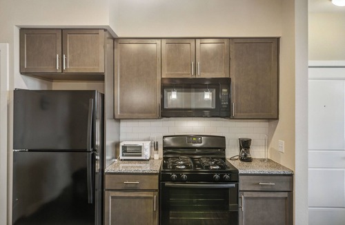 Southeast Houston Apartment | Cullen 7309 I Corporate 1Bd Apartment I Parking