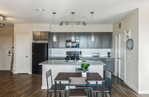 Southeast Houston Apartment | Cullen 8202 I Modern Design I 2bd/2bth I Parking