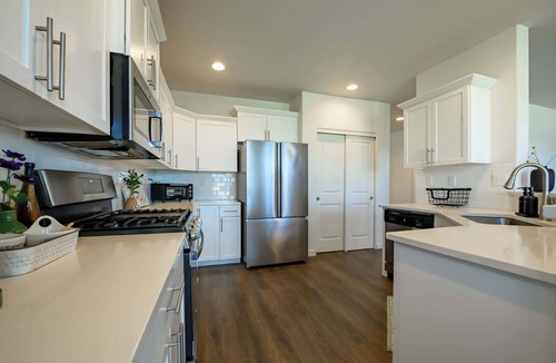 Caldwell House | Curated Canvas Modern 3BR Sleeps 8 Near Freeway