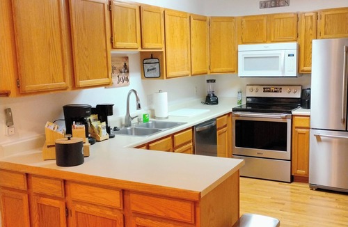 Indianola House | Current-ly Relaxing - 1 King & 1 Queen Bedroom, Full Kitchen, Bathroom & Parking