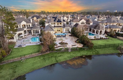 The Woodlands House | Custom and Spacious 7-bedroom home in lovely Shenandoah with AC, pool and access