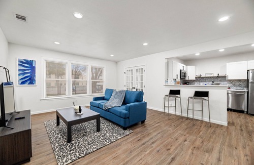 Junius Heights Condo | Cute 2 Bed/1 Bath Condo near Lakewood