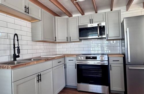 Jefferson House | Cute Barn Guesthouse with Upstairs Loft