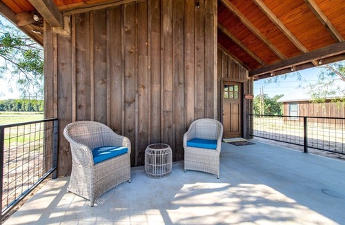 Elm Mott Cabin | Cute Cabin for Two, Perfect for Memorable Glamping Escapes in Waco, Texas