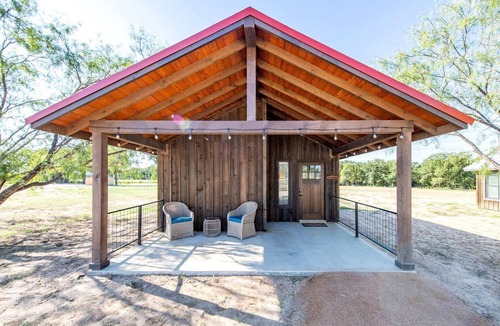 Elm Mott Cabin | Cute Cabin for Two, Perfect for Memorable Glamping Escapes in Waco, Texas