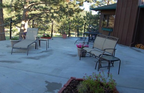 Estes Park Cabin | Cute, Comfy and Private, Main Level, no stairs! Hot Tub, Close to town Reg #3529