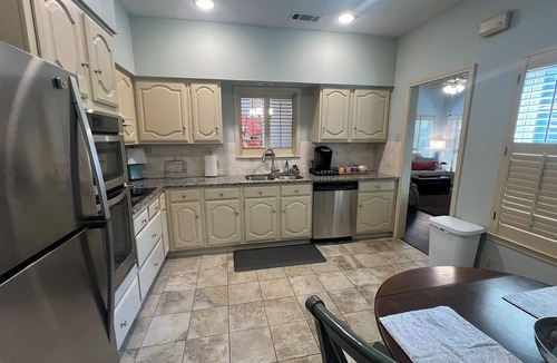 Garland House | Cute & cozy 2bd, 2bth home, heated spa, very near Central Expy and Bush Trnpk
